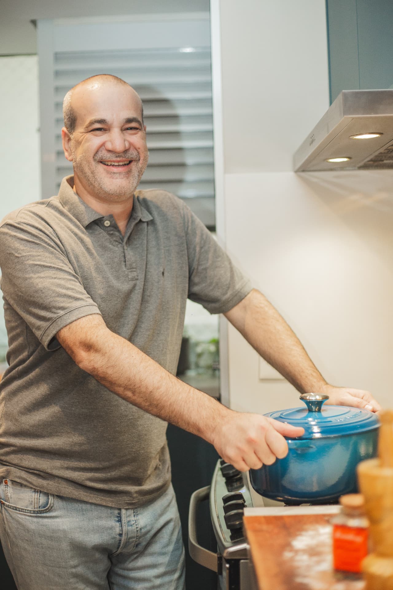 Lourenço cozinhando no Arte de Fuga